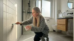 Kalkränder und graue Fugen im Bad? Diese Natron-Sprudel-Paste wirkt in wenigen Minuten