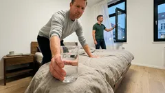 Besser schlafen: Was ein Glas Wasser am Bett bringt – und worauf du achten solltest